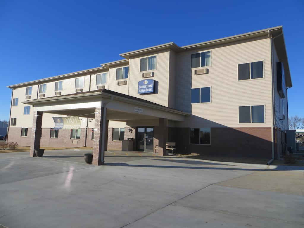 The Edgewood Hotel And Suites Fairbury Exterior photo