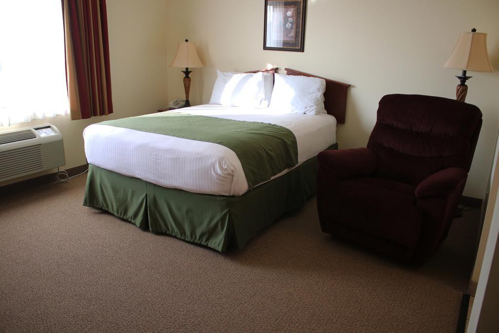 The Edgewood Hotel And Suites Fairbury Exterior photo