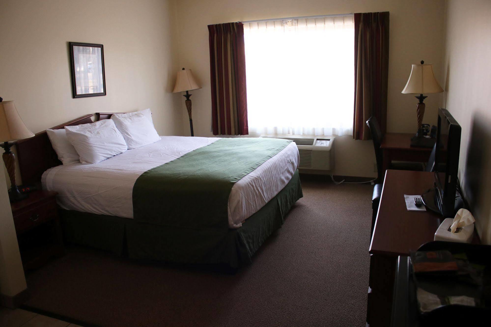The Edgewood Hotel And Suites Fairbury Exterior photo
