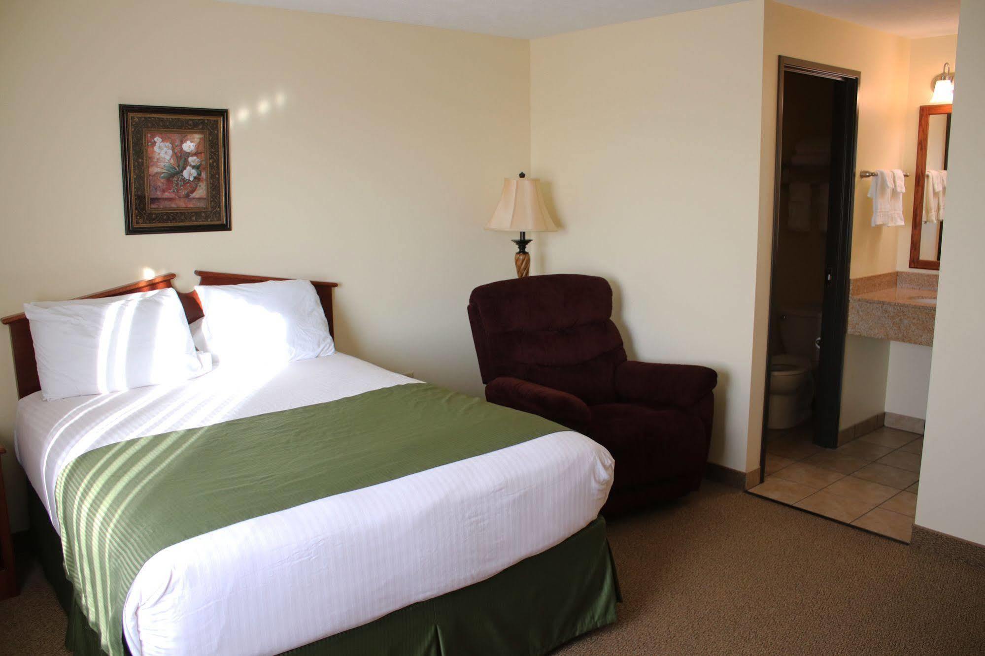 The Edgewood Hotel And Suites Fairbury Exterior photo